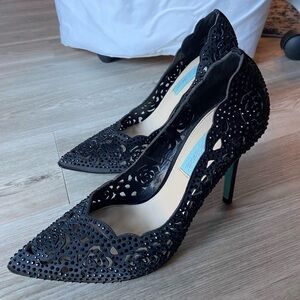 Betsey Johnson SB Elsa Pumps